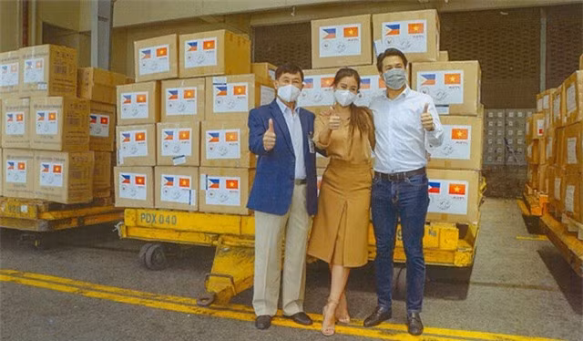 Sau khi trích một số tiền lớn gửi tới Chính phủ Việt Nam để phục vụ công tác chống dịch, gia đình Tiên Nguyễn tiếp tục gửi tặng đại sứ quán Philippines khẩu trang và đồ bảo hộ.