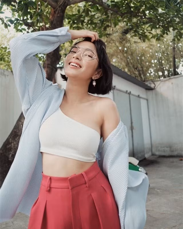 Sau khi hết thời gian cách ly, Châu Bùi trở lại tặng quà tri ân cho các chiến sĩ, đội ngũ y tế tại nơi cô ở.