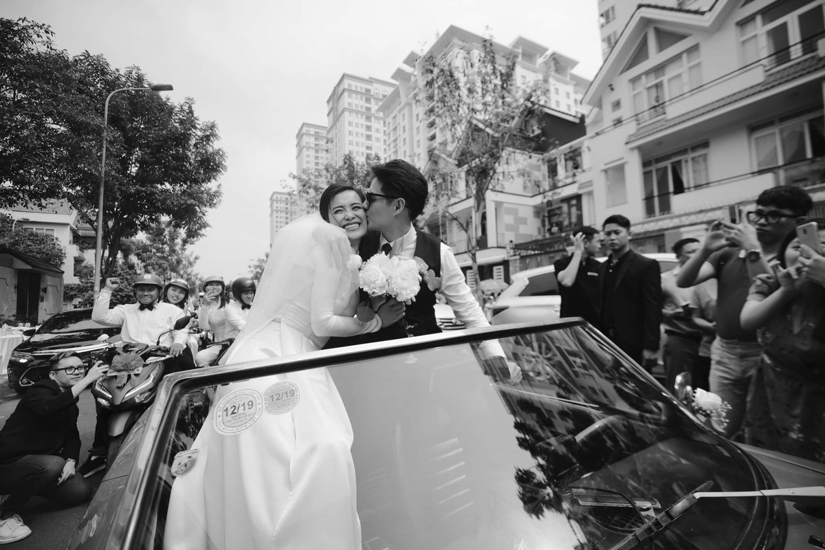 Sáng ngày 8/11, lễ ăn hỏi theo nghi thức truyền thống của Đông Nhi - Ông Cao Thắng diễn ra tại TP HCM thu hút được sự quan tâm rất lớn của dư luận. Sáng ngày 9/11, nhiều ngôi sao của showbiz đã có mặt tại sân bay để di chuyển tới Phú Quốc, nơi diễn ra lễ cưới chính thức của cặp đôi.