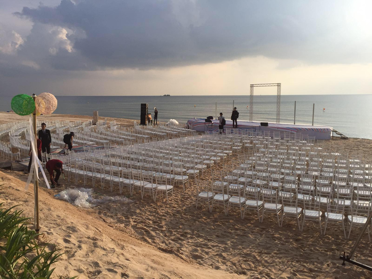 Trước giờ G, mọi công tác chuẩn bị đều được đẩy nhanh. Hoa đã được phủ kín toàn bộ "lễ đường trên biển".