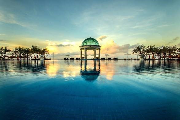 Cặp đôi cô dâu chú rể cũng quyết định "chơi lớn" khi vung tay chi toàn bộ tiền vé máy bay và khách sạn cho khách mời. Theo yêu cầu của cả 2, khách đến tham dự tiệc bắt buộc phải mặc trang phục có màu trắng.