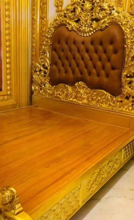 Những chiếc giường được khảm bằng ngọc trai và dát vàng sáng loáng, với nhiều đường nét tinh xảo.