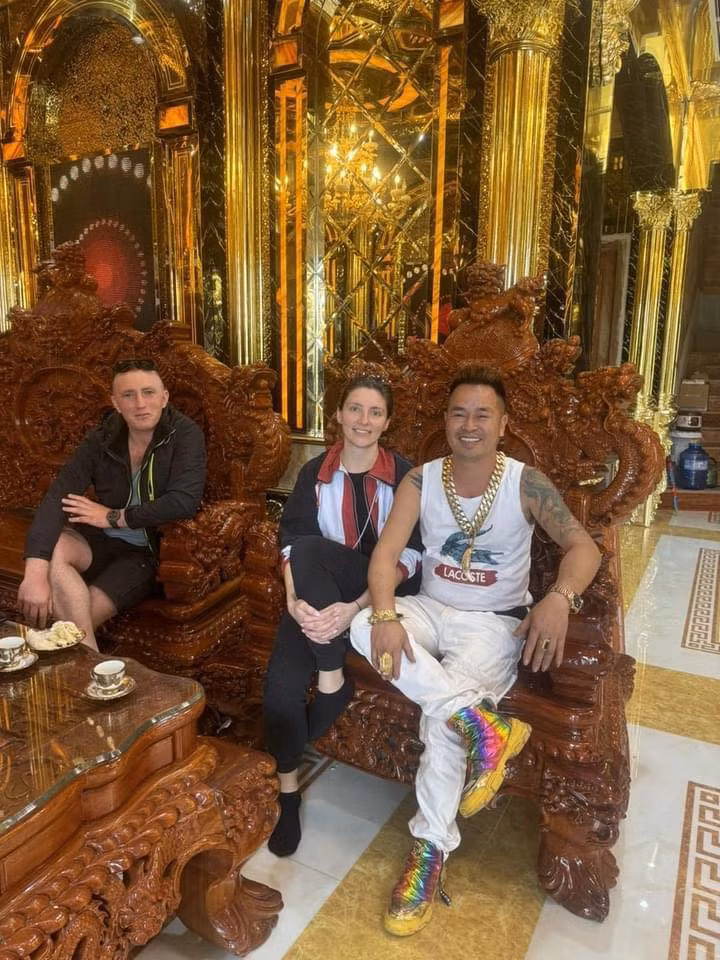 Bộ bàn ghế gỗ rồng phượng của nhà anh Thoan cũng khiến nhiều người trầm trồ.