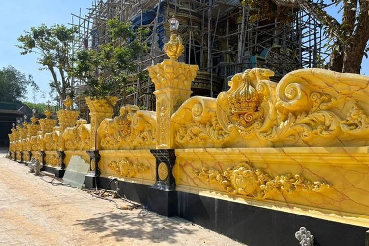 Phần tường bao xung quanh lâu đài cao hơn 2 m, được thiết kế cầu kỳ, đắp phù điêu và hoa văn cách điệu.