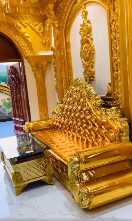 Từ tường nhà đến ghế ngồi, tất cả đều được dát vàng đến lóa mắt.