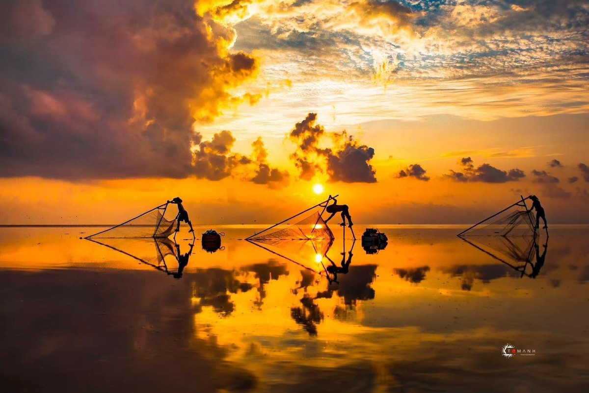 Mang một nét hoang sơ nhưng đầy tráng lệ, kỳ vĩ, biển vô cực Thái Bình có nét đẹp tựa như trong tranh vẽ với sự kết hợp của nhiều gam màu trắng - xanh - vàng khác nhau.