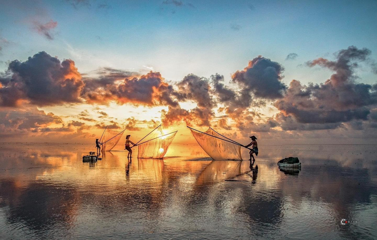 Tựa như một tấm gương khổng lồ, biển Thái Bình có vẻ đẹp mênh mông, huyền ảo, những năm gàn đây thu hút rất nhiều bạn trẻ đến check-in.