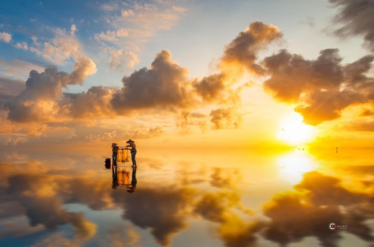 2 bãi biển xảy ra hiện tượng “vô cực” tại Thái Bình có tên gọi là bãi biển Quang Lang và Thụy Xuân, tọa lạc tại xã Thụy Hải, huyện Thái Thụy, tỉnh Thái Bình. Thực chất, đây là một bãi bồi rộng lớn, được bao phủ bởi một lớp đất phù sa đỏ dày và trải dài ngoài khơi xa tầm 7km.