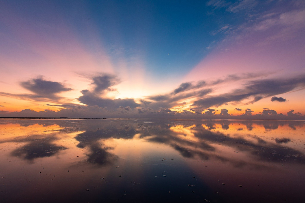 Bên cạnh vẻ đẹp kỳ ảo, rực rỡ, bình minh còn là thời điểm các ngư dân tại bãi Thụy Xuân, Quang Lang đi cào ngao và ốc móng tay.