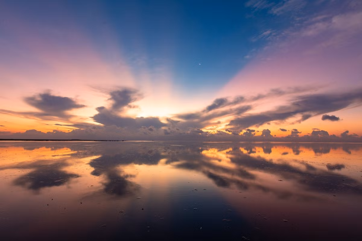 Bên cạnh vẻ đẹp kỳ ảo, rực rỡ, bình minh còn là thời điểm các ngư dân tại bãi Thụy Xuân, Quang Lang đi cào ngao và ốc móng tay.