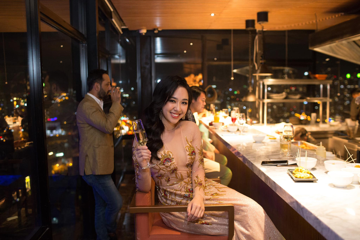 Thời điểm đó, Hà My đang là thành viên của CLB Lễ tân Ngoại giao, nhờ gương mặt xinh xắn, chiều cao nổi bật và thành tích học tập khủng nên cô nàng có vinh hạnh được lựa chọn để tặng hoa tổng thống.