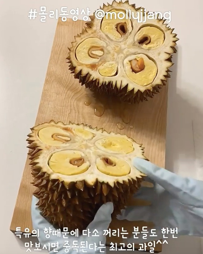 Bổ sầu chỉ bằng 1 nhát dao, sau đó thì...lấy thìa xúc.