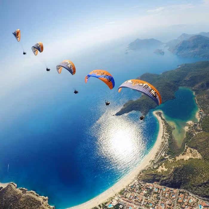 Thị trấn Ölüdeniz sở hữu bãi biển nổi tiếng nhất Thổ Nhĩ Kỳ. Khung cảnh nơi đây thật sự hùng vĩ với sự kết hợp giữa màu lam của nước biển và xanh tốt.