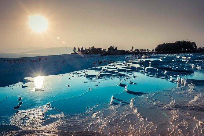 Pamukkale là mệnh danh là kỳ quan thiên nhiên thứ 8 của thế giới của người Thổ Nhĩ Kỳ và được UNESCO công nhận là Di sản thiên nhiên thế giới vào năm 1988.