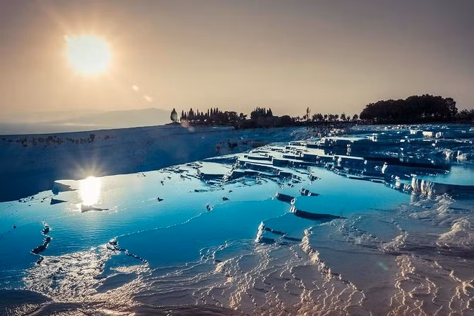 Pamukkale là mệnh danh là kỳ quan thiên nhiên thứ 8 của thế giới của người Thổ Nhĩ Kỳ và được UNESCO công nhận là Di sản thiên nhiên thế giới vào năm 1988.