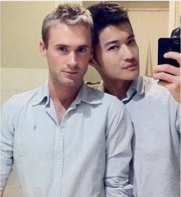 Cư dân mạng rất ủng hộ và ngưỡng mộ cặp mỹ nam này bởi Edison có một vẻ ngoài điển trai, body 6 múi như một tài tử điện ảnh; Josh sở hữu một đôi mắt xanh hút hồn biết bao cô gái. Họ đang sống tại new Zealand.