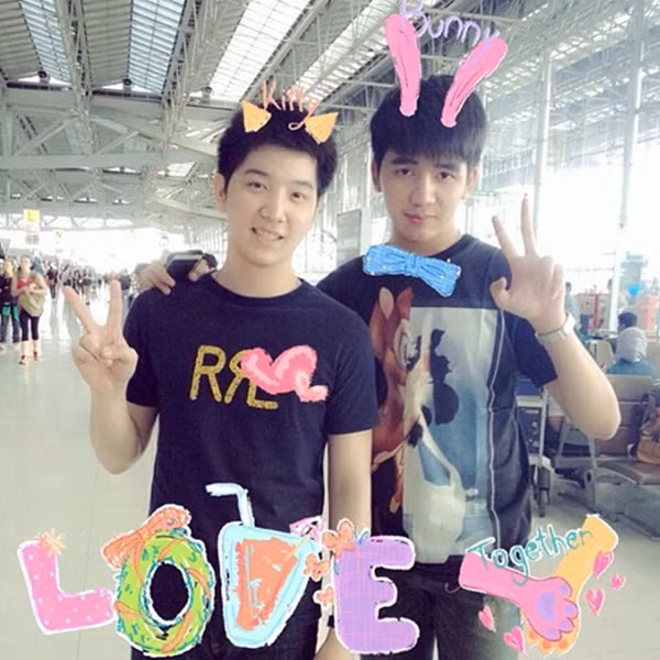 Ban – Karn: Ban tên thật là Grandbank Metee Thepnuan. Karn tên thật là Worakarn Kanittakut. Trước khi quyết định đến với nhau, họ là hai người bạn. Sau một thời gian xa nhau, họ đã nhận ra được tình cảm và công khai yêu nhau. Tính đến thời điểm này, cặp đôi đồng tính này đã bên nhau được hơn 2 năm.