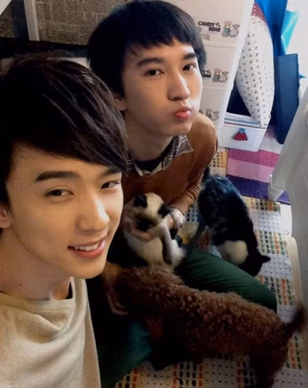 Quintus và Kenny: Quintus và Kenny là cặp đôi đồng tính nổi tiếng nhất Trung Quốc. Họ bắt đầu công khai tình cảm vào năm 2012 và đính hôn một năm sau đó. Hiện 2 người đang sống tại Tế Nam, Trung Quốc. Cặp đôi này luôn có những cử chỉ thân mật, những bức hình chụp chung rất tình cảm khiến rất nhiều fan hâm mộ luôn vui mừng và chúc phúc cho họ.