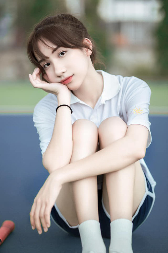 Việc bất ngờ nổi tiếng sau 1 bộ ảnh cũng không ảnh hưởng quá nhiều tới cuộc sống của Yến Linh bởi lẽ cô bạn luôn ý thức được rằng trên mạng xã hội và cuộc sống ở ngoài là hoàn toàn khác nhau. Có lẽ vì phân biệt rõ giữa quan hệ xã giao và nghiêm túc nên nữ sinh trường ĐH Nhân văn thường bị người khác hiểu lầm là chảnh choẹ, khó gần.