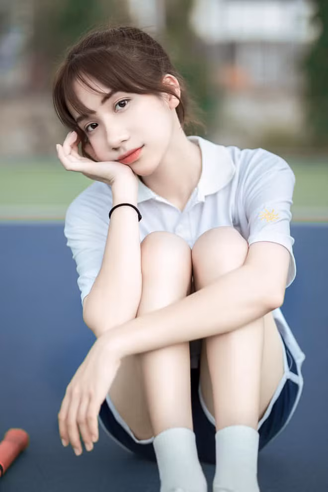 Việc bất ngờ nổi tiếng sau 1 bộ ảnh cũng không ảnh hưởng quá nhiều tới cuộc sống của Yến Linh bởi lẽ cô bạn luôn ý thức được rằng trên mạng xã hội và cuộc sống ở ngoài là hoàn toàn khác nhau. Có lẽ vì phân biệt rõ giữa quan hệ xã giao và nghiêm túc nên nữ sinh trường ĐH Nhân văn thường bị người khác hiểu lầm là chảnh choẹ, khó gần.