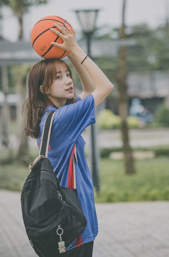 Được biết, nhân vật trong bộ ảnh là Nguyễn Thị Yến Linh (SN 2001, quê Bà Rịa - Vũng Tàu) hiện đang theo học khoa Ngữ văn Pháp trường ĐH KHXH&amp;NV - ĐHQG TP HCM.