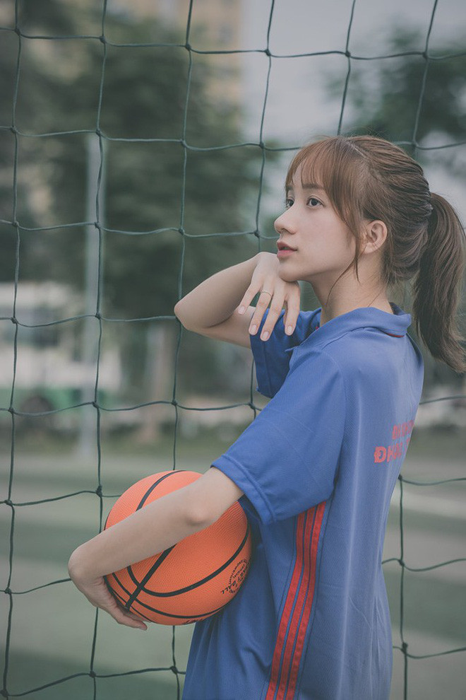 Cô gái trong ảnh xinh như con lai với chiếc mũi cao cực tây, đôi mắt to tròn và dáng người nhỏ nhắn. Không ngoa khi nói đây chính là mẫu nhân vật nữ thường thấy trong các tập truyện ngôn tình Trung Quốc.