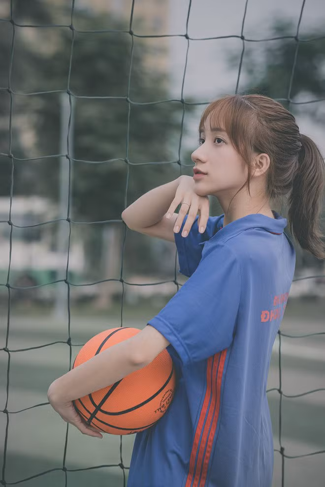 Cô gái trong ảnh xinh như con lai với chiếc mũi cao cực tây, đôi mắt to tròn và dáng người nhỏ nhắn. Không ngoa khi nói đây chính là mẫu nhân vật nữ thường thấy trong các tập truyện ngôn tình Trung Quốc.