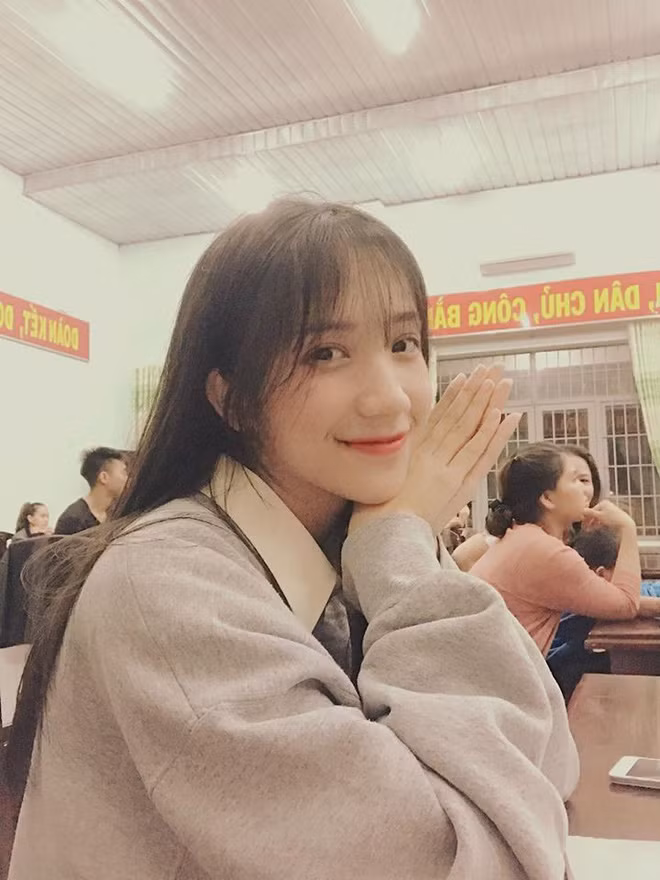 Đối với Yến Linh, mục tiêu quan trọng nhất vẫn là đạt thành tích học tập tối. Hot girl trường Nhân văn dự định sẽ học thêm các ngôn ngữ khác nữa để có thể đi thật nhiều nơi, trải nghiệm nhiều nền văn hoá khác nhau. Du học cũng là ước mơ là cô nàng đang nỗ lực để thực hiện.