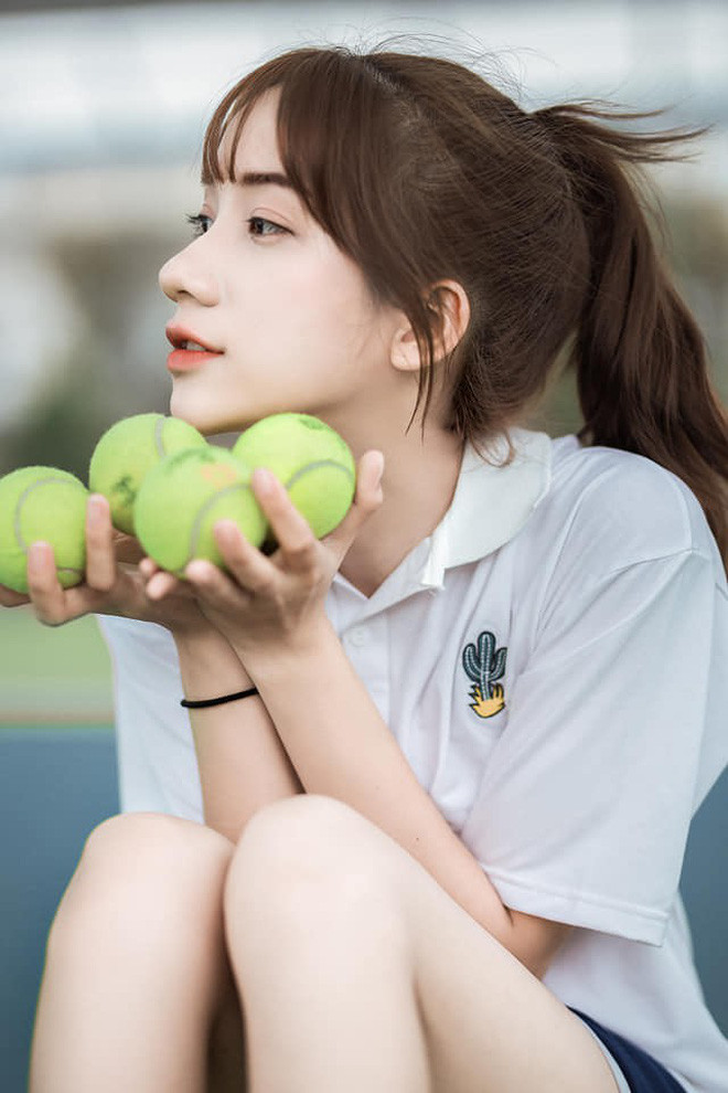 Cấp 3, Yến Linh học tại một trường bình thường ở quê nhà, thi vào ĐH Nhân văn cũng là do được chị chỉ bảo. Ban đầu, cô bạn đăng kí ngàng Ngữ văn Anh nhưng lo sợ không đủ điểm nguyện vọng sang Ngữ văn Pháp. "Em thi được 25,01 điểm, đến lúc có kết quả thì điểm chuẩn Ngữ Văn Anh là 25. Cũng có chút tiếc, nhưng suy nghĩ lại thì sự lựa chọn nào cũng là một cái duyên" - hot girl xinh đẹp như con lai chia sẻ.