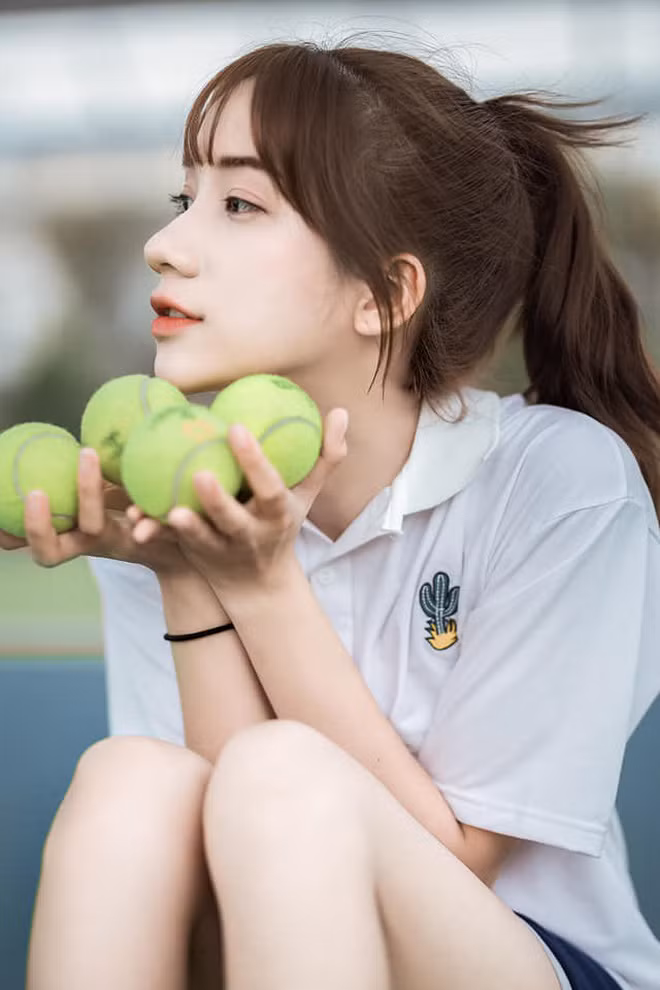 Cấp 3, Yến Linh học tại một trường bình thường ở quê nhà, thi vào ĐH Nhân văn cũng là do được chị chỉ bảo. Ban đầu, cô bạn đăng kí ngàng Ngữ văn Anh nhưng lo sợ không đủ điểm nguyện vọng sang Ngữ văn Pháp. "Em thi được 25,01 điểm, đến lúc có kết quả thì điểm chuẩn Ngữ Văn Anh là 25. Cũng có chút tiếc, nhưng suy nghĩ lại thì sự lựa chọn nào cũng là một cái duyên" - hot girl xinh đẹp như con lai chia sẻ.