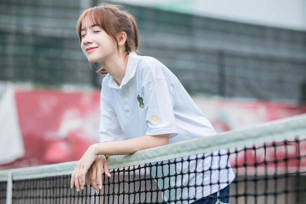 Sở hữu nhan sắc cực phẩm nhưng Yến Linh cho hay, cô bạn không thấy mình xinh đẹp hay nổi tiếng gì: "Bản thân em thì thấy em chả xinh đẹp giỏi giang gì, đường nét trên mặt em cũng không phải đẹp nữa, nhưng có vẻ vài góc mặt nó thuận mắt một chút nên em cũng không lấy làm cao. Em cũng không nghĩ em nổi tiếng hay gì hết ạ, mọi người có thể hỏi các bạn chung lớp với em, người quen của em".