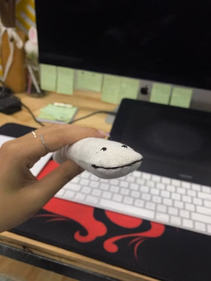 Dù con gấu nhỏ được người yêu tặng không được đẹp, thế nhưng chàng trai vẫn khen ngợi hết lời khiến cô gái có thêm động lực để may gấu bông và đem bán hàng trên mạng.