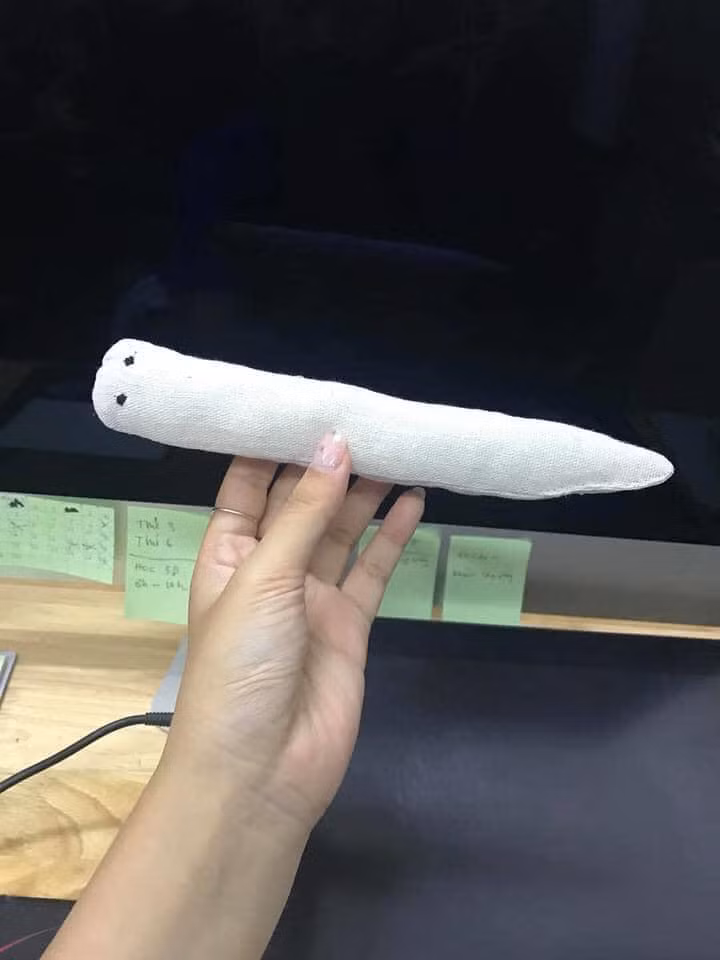 Theo như những gì chủ "shop online" chia sẻ, cô nàng bắt đầu khởi nghiệp từ lần may tặng bạn trai con gấu nhỏ, mặc dù món quà rất xấu.