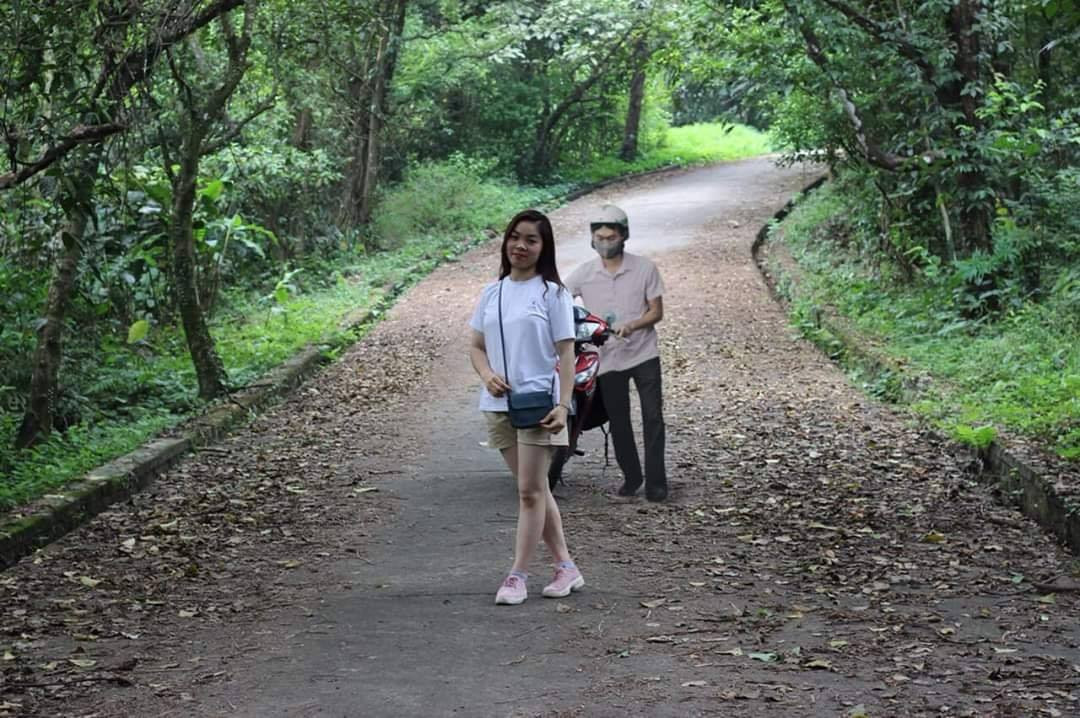 Thế nhưng kết quả thì ai cũng đoán được, không những không giúp đúng yêu cầu, các "thánh chỉnh ảnh" còn thêm những chi tiết khiến người xem không nhịn nổi cười.