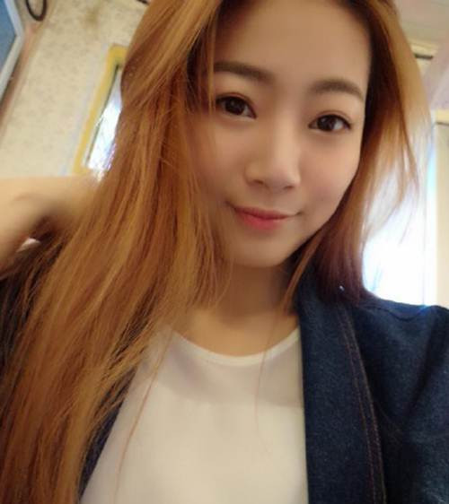 Xem thêm một số hình ảnh khác của mẫu trẻ chân dài miên man.