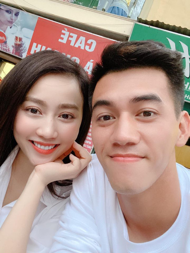 Về phía chân sút đến từ Bình Dương cũng cho biết: "Trước đây chúng tôi là bạn bè thì bây giờ vẫn vậy. Cả hai đã tìm hiểu nhau một thời gian nhưng có nhiều vấn đề nên không thể tiến xa, quan trọng nhất là cả hai chưa có tình cảm với nhau đủ nhiều để tiến đến một mối quan hệ cao hơn”.