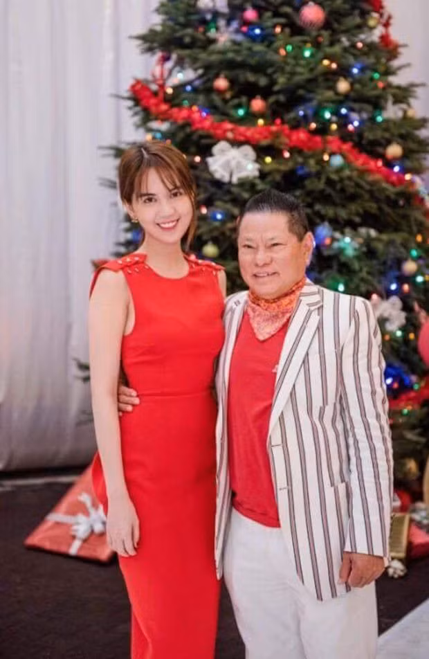 Mối tình chóng vánh giữa "nữ hoàng nội y" Ngọc Trinh và tỷ phú Hoàng Kiều kéo dài vỏn vẹn trong 3 tháng. Trong suốt thời gian hẹn hò, những hình ảnh tình tứ của cặp đôi nhận được sự quan tâm của mọi người.