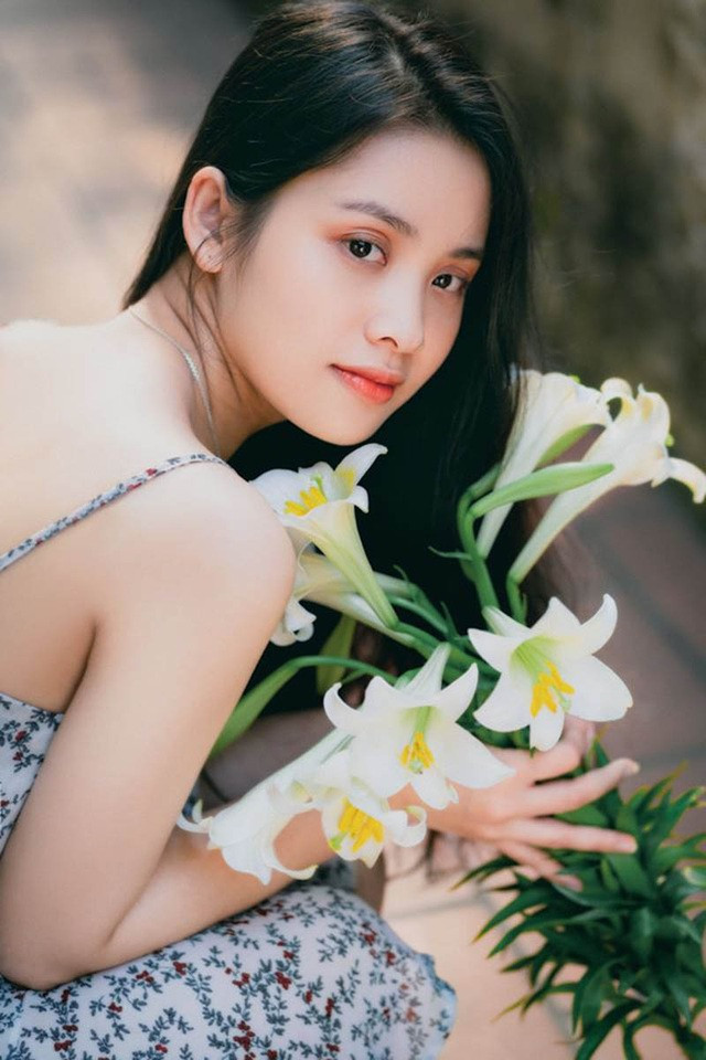 Điểm thu hút ở Hồng Nhung đó chính là vẻ đẹp trong veo, dung dị cùng nụ cười rất hiền từ khiến đối phương cảm thấy vô cùng ấm áp, nhẹ nhàng.