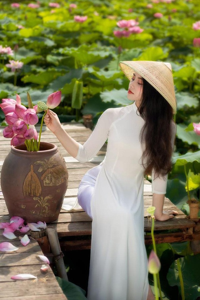 Cô nàng Lê Thị Hồng Nhung thích hoa sen bởi nét dung dị của nó, mỗi mùa cô đều có những bộ ảnh thích hợp để khi nhìn lại cảm thấy mỗi phút giây của tuổi trẻ thật sự có ý nghĩa.