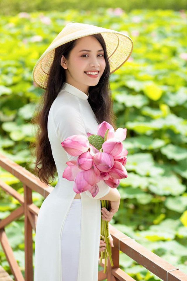 Cô nàng cũng thích chụp ảnh để lưu giữ những khoảnh khắc tươi đẹp của tuổi thanh xuân, đặc biệt Nhung rất thích mặc áo dài để tạo nên nhiều bức hình đẹp cho mình.