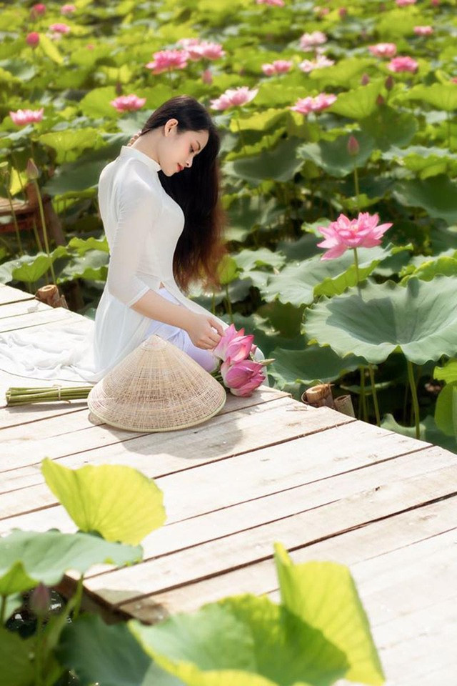 Không cần ăn mặc hở hang hay quyến rũ, Hồng Nhung vẫn được coi là hot girl của trường Ngân hàng khi sở hữu vẻ đẹp bình dị.