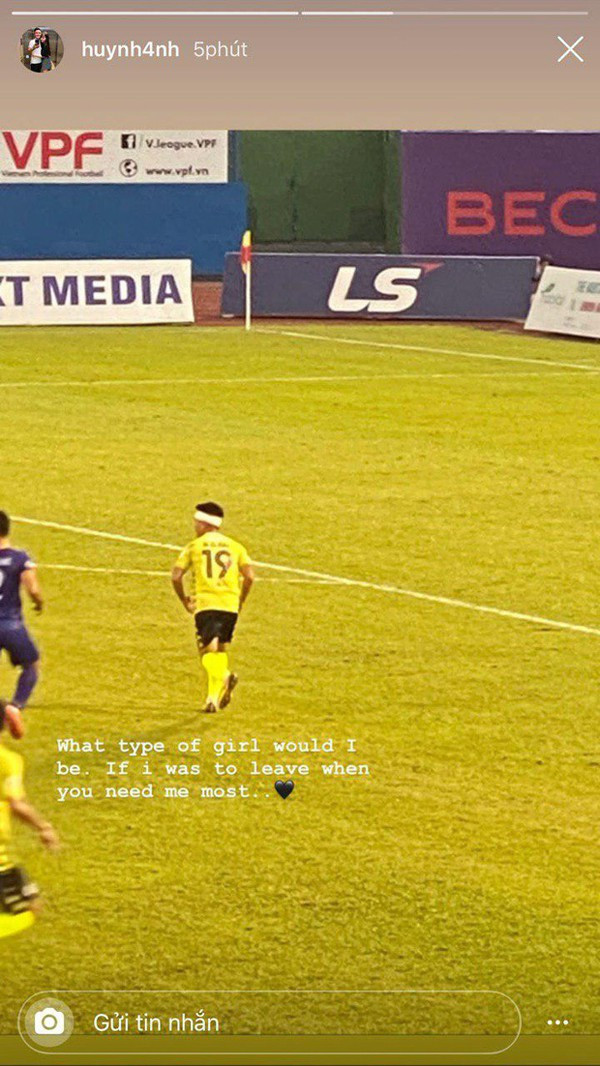 Tưởng chừng như mối quan hệ của cặp đôi đã tốt đẹp thì Huỳnh Anh lại chia sẻ hình ảnh bạn trai trên sân kèm dòng trạng thái đầy tâm trạng: "What type of girl would I be, if I was to leave when you need me most" (Em sẽ thành kiểu con gái như thế nào nếu em rời đi khi anh cần em nhất).