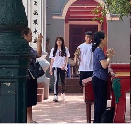 Việc đôi lứa đưa nhau đi lễ cầu bình an là chuyện bình thường, nhưng ở thời điểm sau scandal thì bất cứ động thái nào của nam cầu thủ và bạn gái cũng được mọi người chú ý.