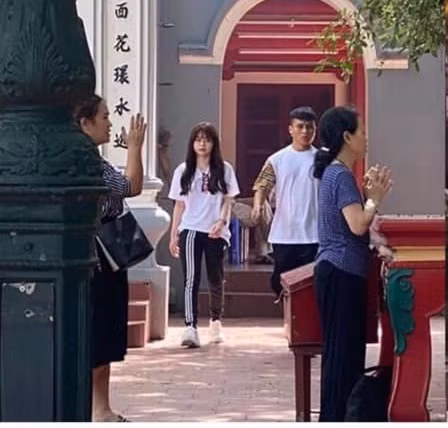 Việc đôi lứa đưa nhau đi lễ cầu bình an là chuyện bình thường, nhưng ở thời điểm sau scandal thì bất cứ động thái nào của nam cầu thủ và bạn gái cũng được mọi người chú ý.