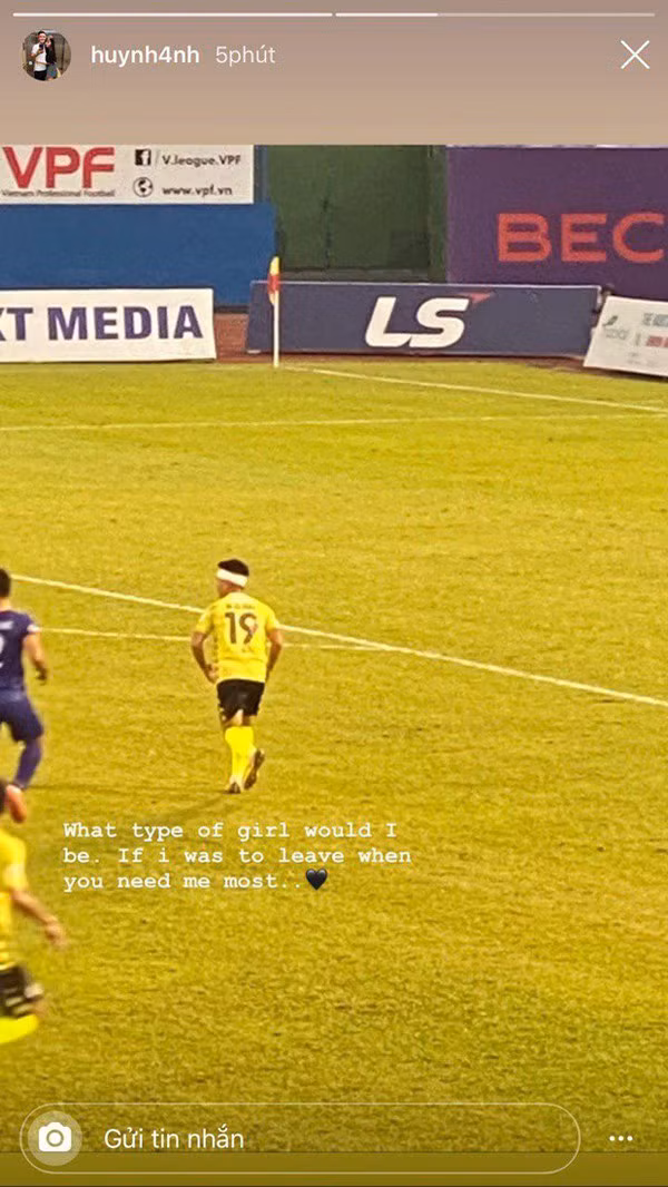 Tưởng chừng như mối quan hệ của cặp đôi đã tốt đẹp thì Huỳnh Anh lại chia sẻ hình ảnh bạn trai trên sân kèm dòng trạng thái đầy tâm trạng: "What type of girl would I be, if I was to leave when you need me most" (Em sẽ thành kiểu con gái như thế nào nếu em rời đi khi anh cần em nhất).
