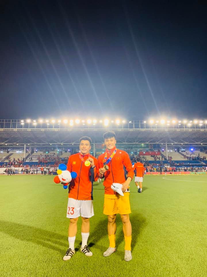 Trước đó tại SEA Games 30, Bùi Tiến Dũng cũng từng mắc sai lầm tương tự khiến người hâm mộ bóng đá ngán ngẩm. Ngay sau đó, Văn Toản là người được HLV Park Hang-seo lựa chọn để thay thế anh trong đội hình. Thế nhưng sai lần đầu thì còn có thể bảo vệ chứ nếu một thủ môn chuyên nghiệp cứ liên tục gặp những lỗi cơ bản thì không có một lý do nào được chấp nhận.