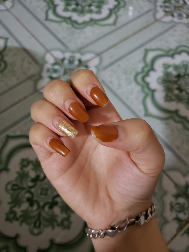 Không chỉ móng tay, nhiều người cho biết các quán gội đầu, cắt tóc đóng của cũng khiến hội chị em khóc ròng.