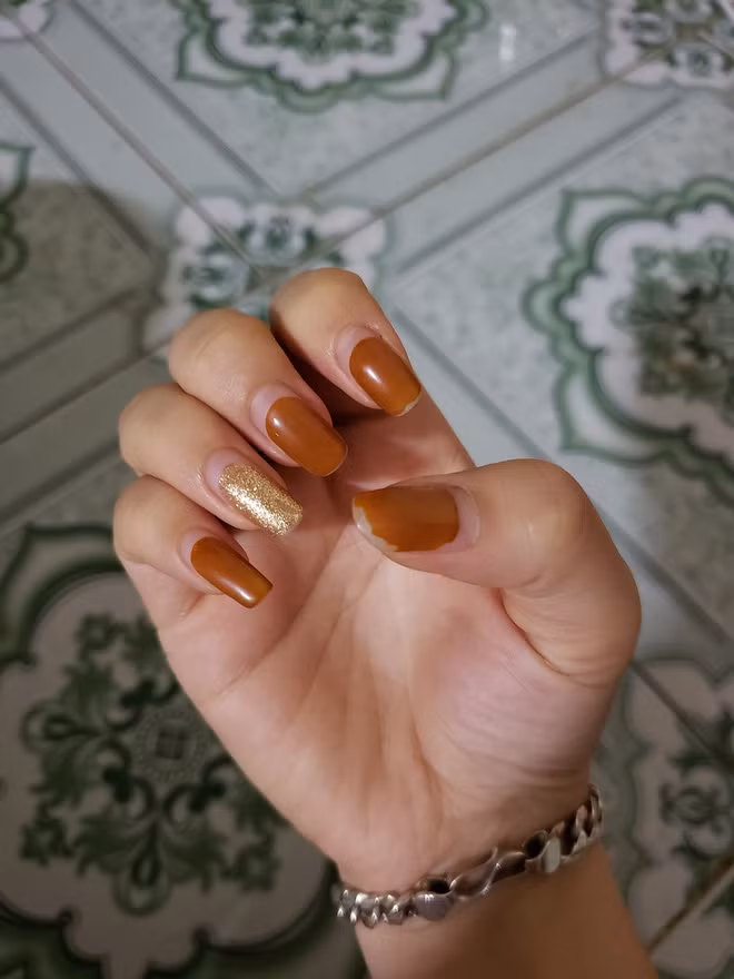 Không chỉ móng tay, nhiều người cho biết các quán gội đầu, cắt tóc đóng của cũng khiến hội chị em khóc ròng.