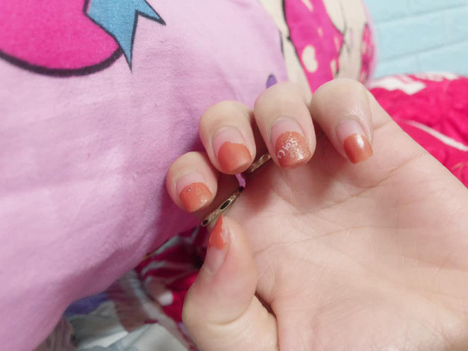 Nhiều chị em cho biết móng tay trông không đẹp đẽ thật nhưng may mắn do cách ly nên cũng chỉ ở im trong nhà, không phải mang bộ móng "thảm hoạ" ra ngoài.