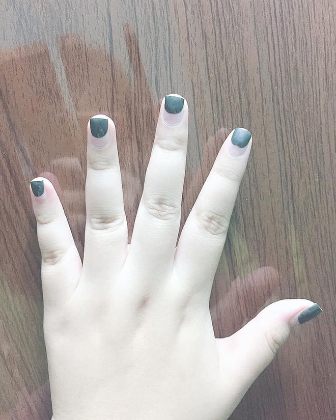 Bàn tay xấu hơn hẳn khi bộ móng không tử tế.